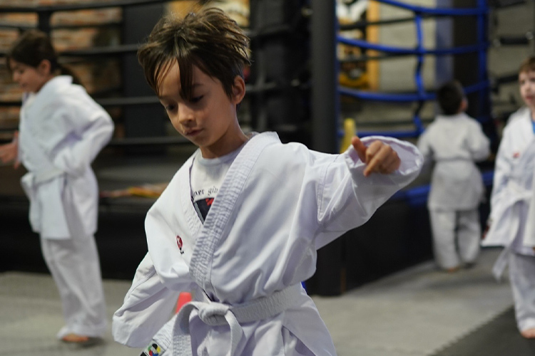 minik yaş grubu için karete kursu